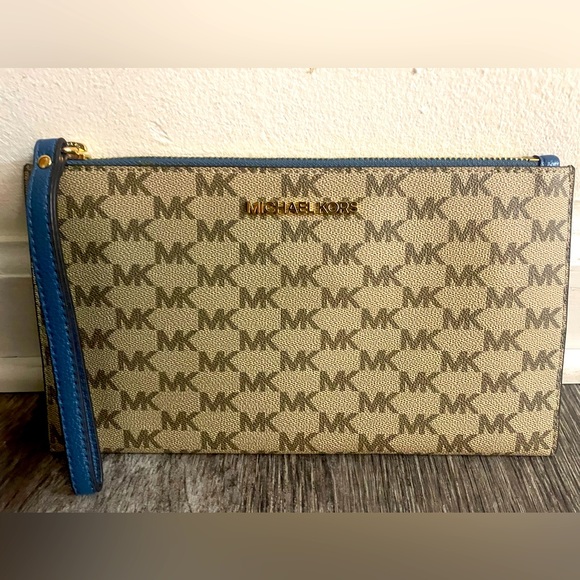 NWOT Michael Kors Jet Set Charm Large Top Zip Wristlet - Picture 2 of 9